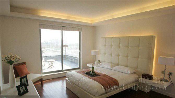 点击大图看下一张：精致大气的现代卧室简约风格设计