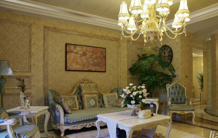 点击大图看下一张：古典欧式风格别墅客厅装修效果图