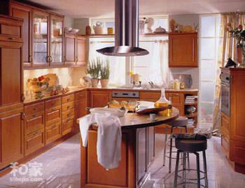 点击大图看下一张：厨房内吧台现代装修效果图时尚创意