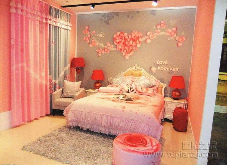 点击大图看下一张：温馨甜蜜的婚房卧室布置效果图大全