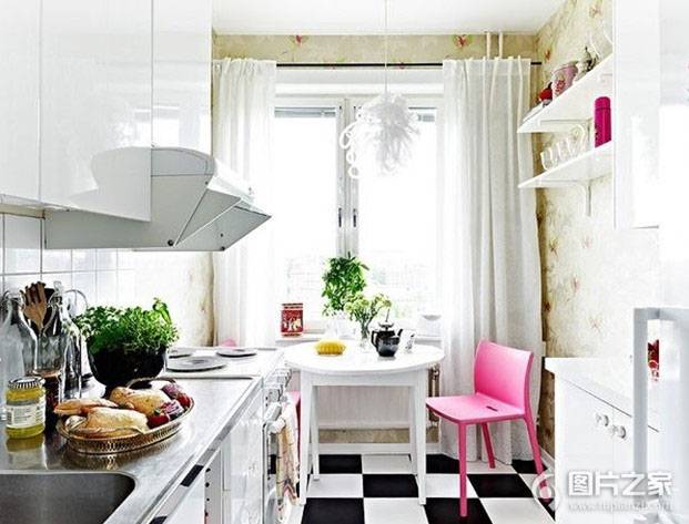 点击大图看下一张：现代简约厨房装修温馨舒适