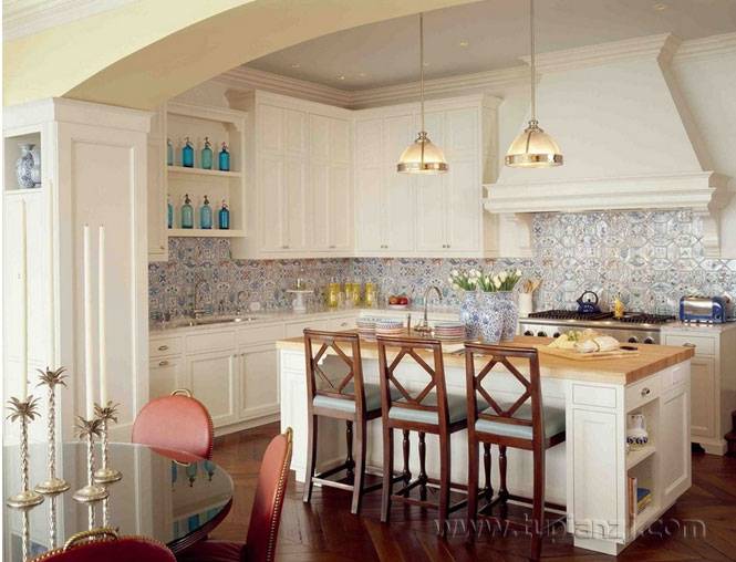 点击大图看下一张：欧式别墅现代厨房装修效果图时尚大气