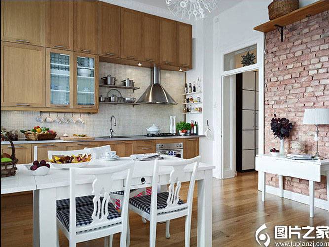 点击大图看下一张：小户型厨房简约装修温馨舒适