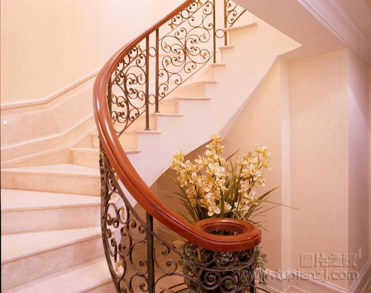 点击大图看下一张：国外流行的楼梯装修效果图欣赏