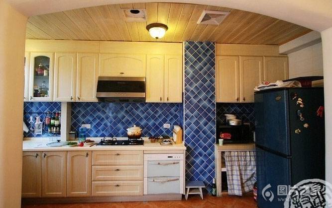 点击大图看下一张：惬意舒适的地中海风格厨房装修图片