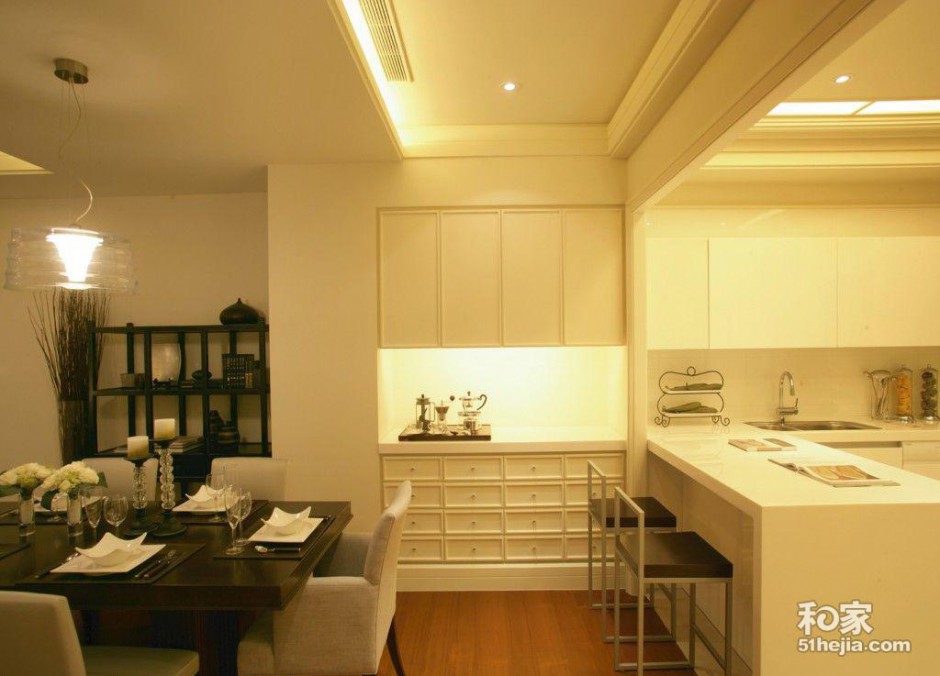 点击大图看下一张:115平方米暖色系简约三居室玄关效果图