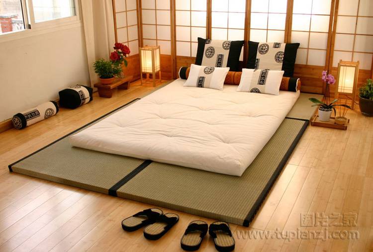 点击大图看下一张：日式榻榻米卧室装修设计图