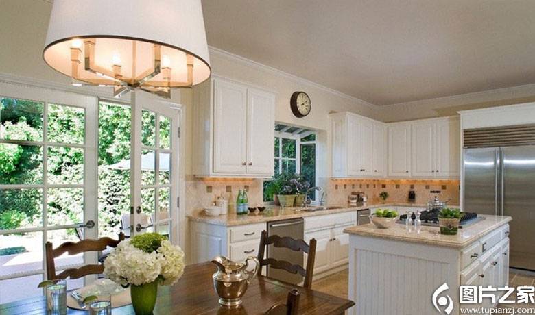 点击大图看下一张：美观整洁的欧式厨房装修图片