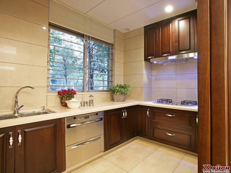 点击大图看下一张：大户型敞开式厨房现代风格装修图