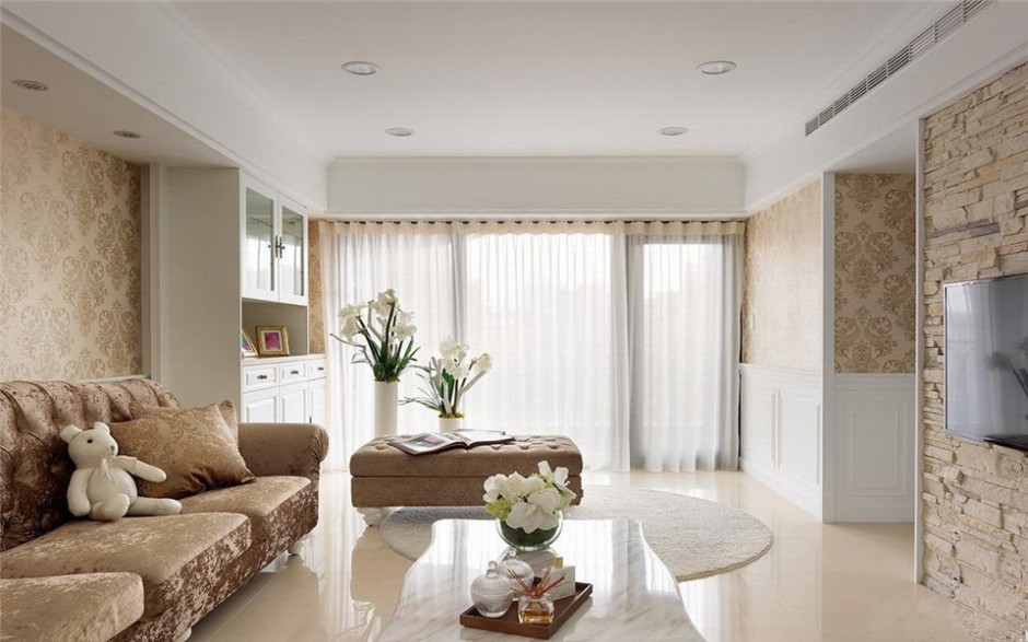 点击大图看下一张：欧式客厅装修效果图简单明亮