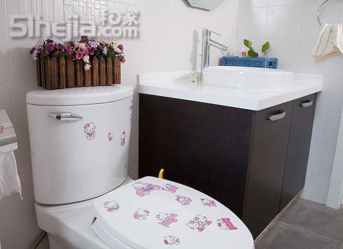 点击大图看下一张:三口之家简约舒适错层装修效果图