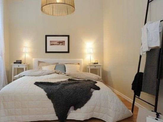 点击大图看下一张：简欧风格营造温馨小卧室装修效果图