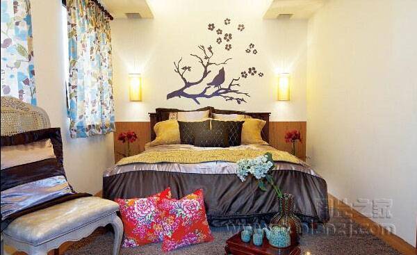 点击大图看下一张：欧式田园卧室背景墙装修效果图温馨甜美