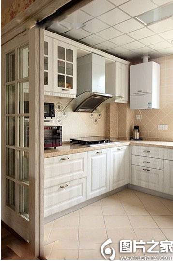 点击大图看下一张：唯美简约的小户型厨房装修图片