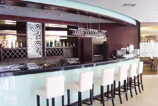 点击大图看下一张：清新靓丽的饭店吧台设计