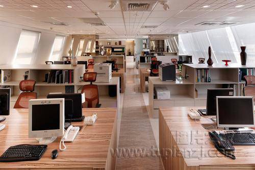 点击大图看下一张：现代时尚开放式办公室装修设计图片