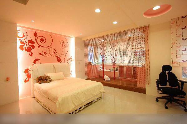 点击大图看下一张：小户型女生卧室甜美温馨装修效果图