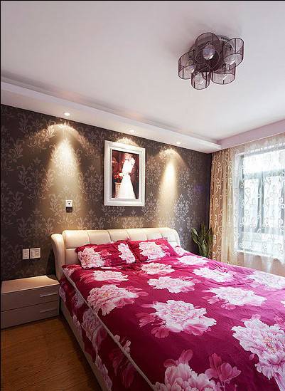 点击大图看下一张：干净利落的浪漫卧室装修效果图