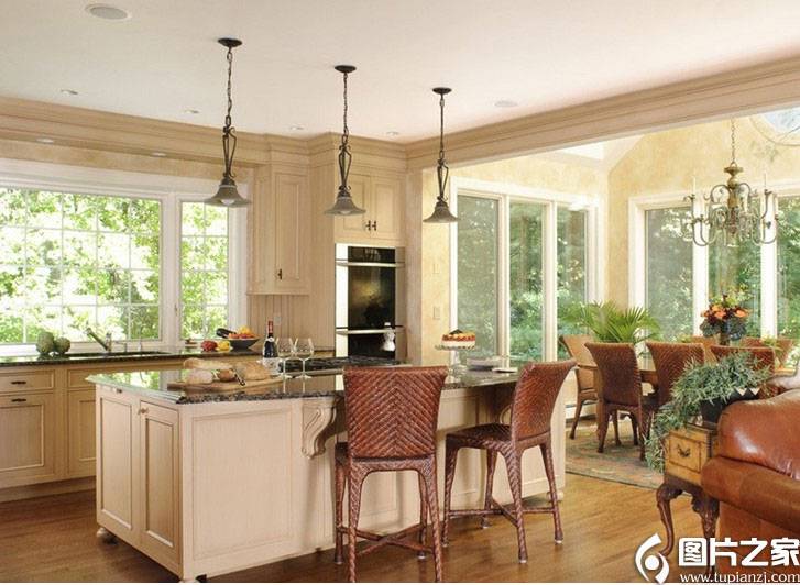 点击大图看下一张：美观整洁的欧式厨房装修图片