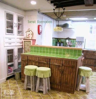 点击大图看下一张：充满小资格调的厨房吧台装修效果图