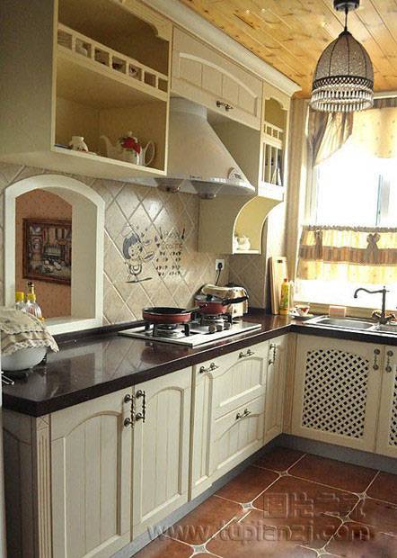 点击大图看下一张：小户型田园风格厨房装修实例