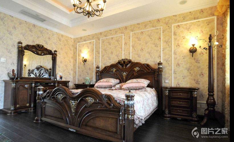 点击大图看下一张：奢华的别墅卧室装修实景图