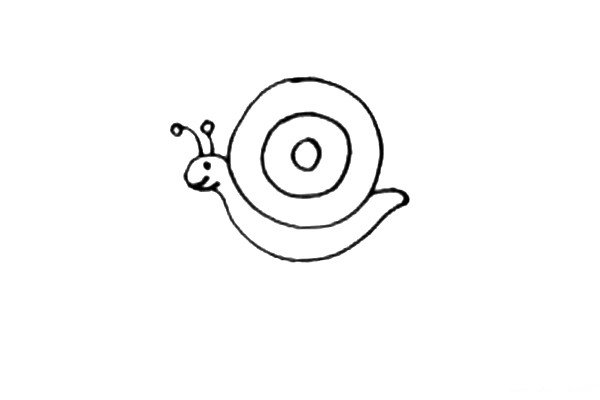 第三步：我们把蜗牛的表情画出来，在画两根小触角。
