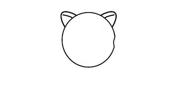 第一步  画一个不太规整的大圆，在大圆顶部的两边画出小猪的耳朵。