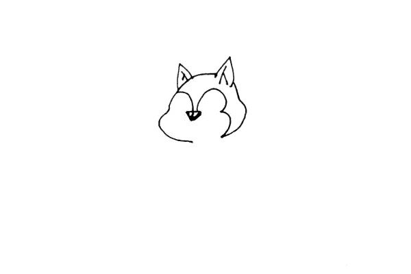 第二步：画出松鼠脸的外形，里面先画出一个小的倒三角形做鼻子，再画出脸里面的结构。