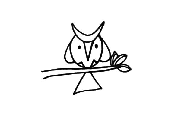 第五步：画上猫头鹰的尾巴，尾巴可以用三角形来表示。