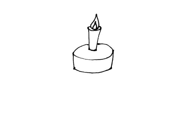 第三步：接着绕着蜡烛下面画椭圆，再竖下来两条线用弧线连起来作蛋糕。
