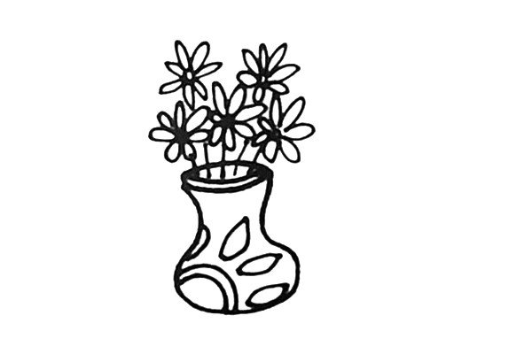 第四步：在花瓶里画上几朵花，花枝长短是不一样的。