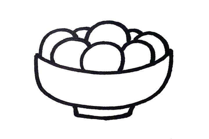 2.在碗口上画出几颗冒出头的汤圆。