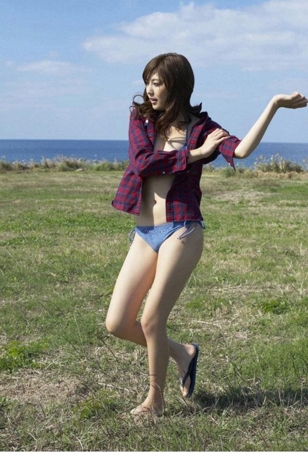 点击大图看下一张：日本少女模特岩崎名美比基尼性感户外写真1
