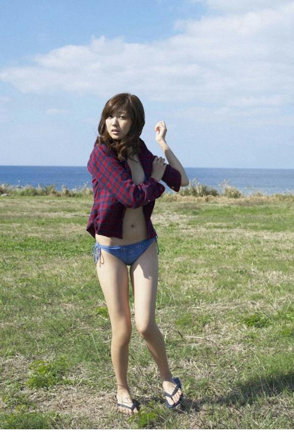 点击大图看下一张：日本少女模特岩崎名美比基尼性感户外写真5