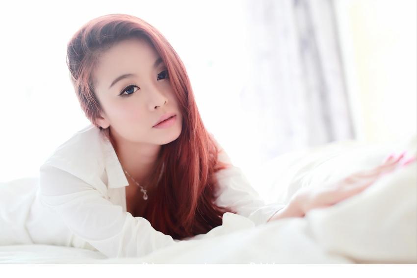 点击大图看下一张:美女魅惑眼神+诱惑美胸9