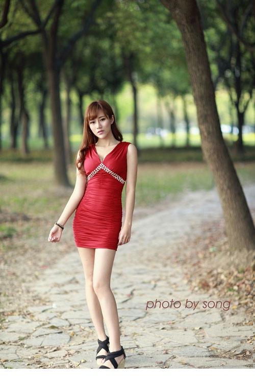 点击大图看下一张：高挑知性美女紧身红裙性感玲珑4