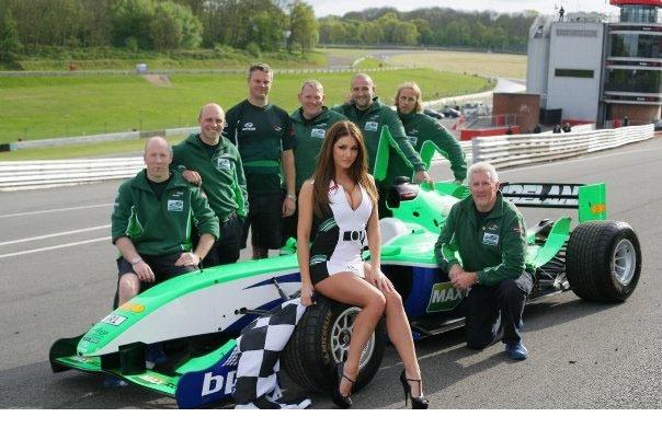 点击大图看下一张:性感火辣的绝佳美胸赛道车模7