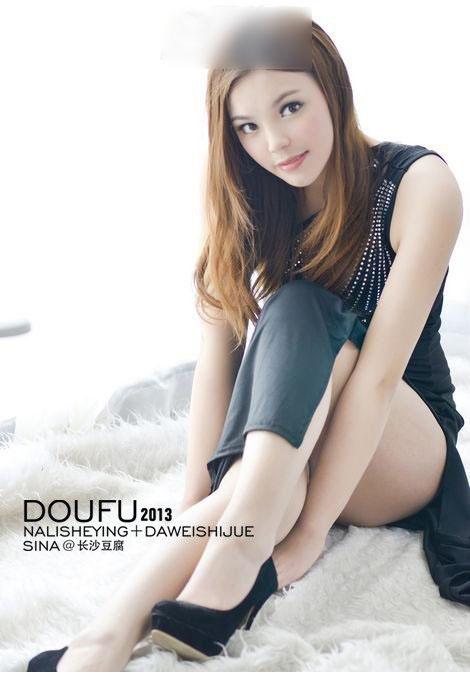 点击大图看下一张：极品美女性感酥胸唯美艺术照7