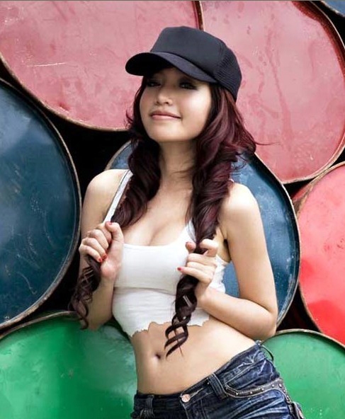 点击大图看下一张：喷血广告图片的越南瑶瑶-胸狠美女5