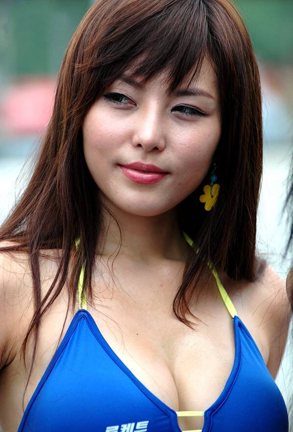 点击大图看下一张：超劲爆的韩国美胸车模美女(1)1