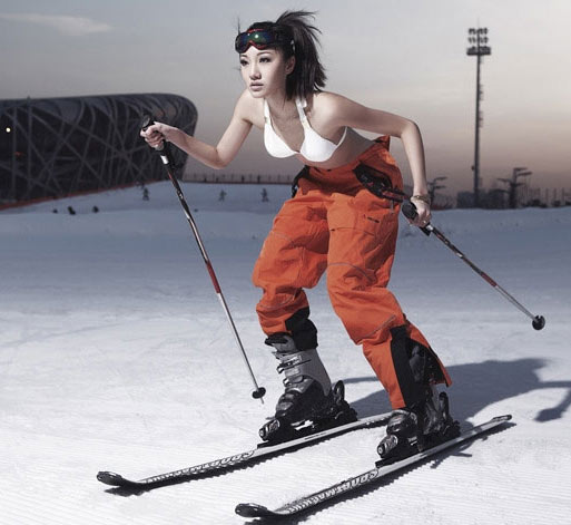 点击大图看下一张：性感模特玩滑雪冰壶 穿比基尼拍冰雪大片5