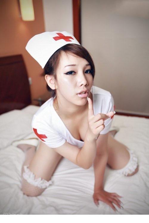 点击大图看下一张：妖骚丝袜妹子护士制服的挑逗1