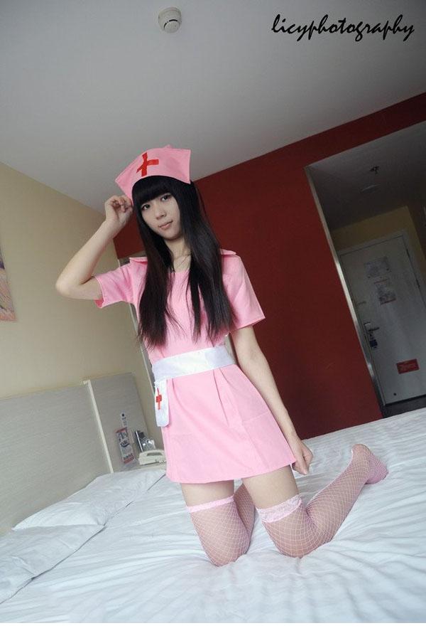 点击大图看下一张：卡哇伊小美人粉色护士制服丝袜诱惑4