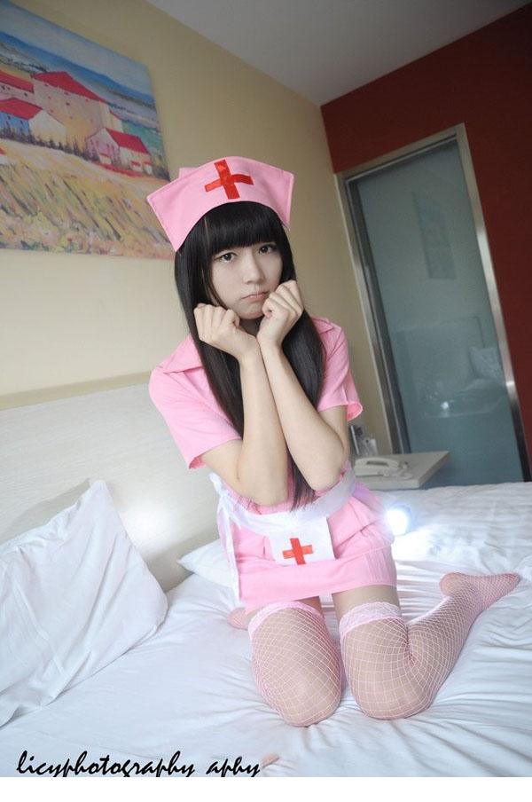 点击大图看下一张：卡哇伊小美人粉色护士制服丝袜诱惑6