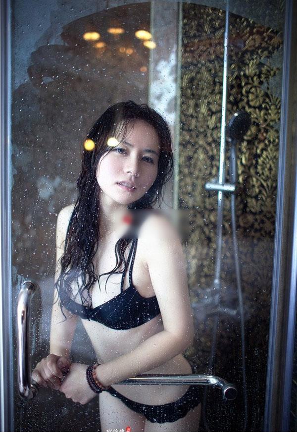 点击大图看下一张：极品美胸熟女浴室销魂照5