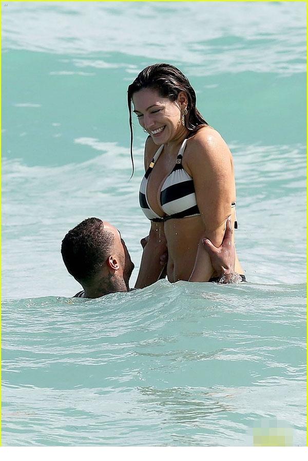 点击大图看下一张：超模布鲁克海滩与男友恩爱秀 泳装巨乳尽显2