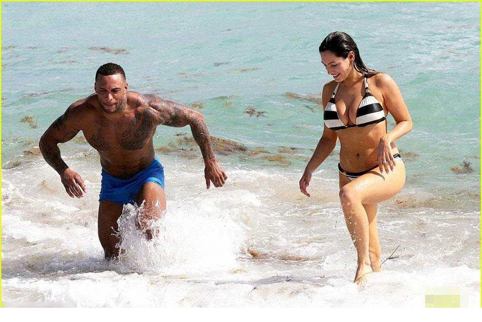 点击大图看下一张：超模布鲁克海滩与男友恩爱秀 泳装巨乳尽显10