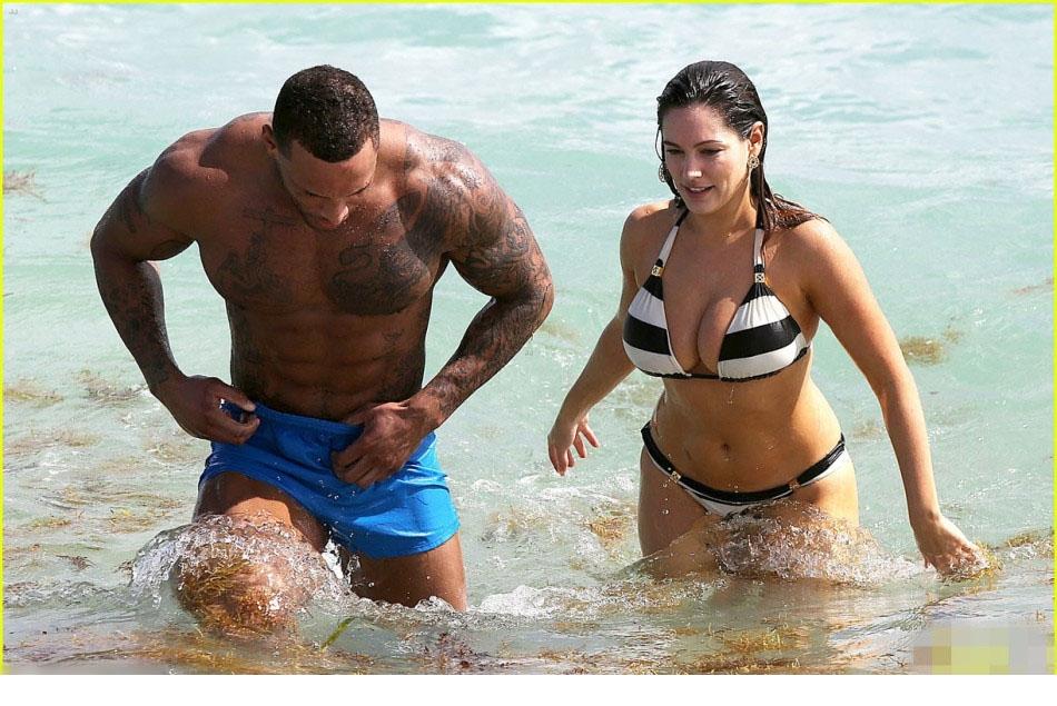 点击大图看下一张：超模布鲁克海滩与男友恩爱秀 泳装巨乳尽显4