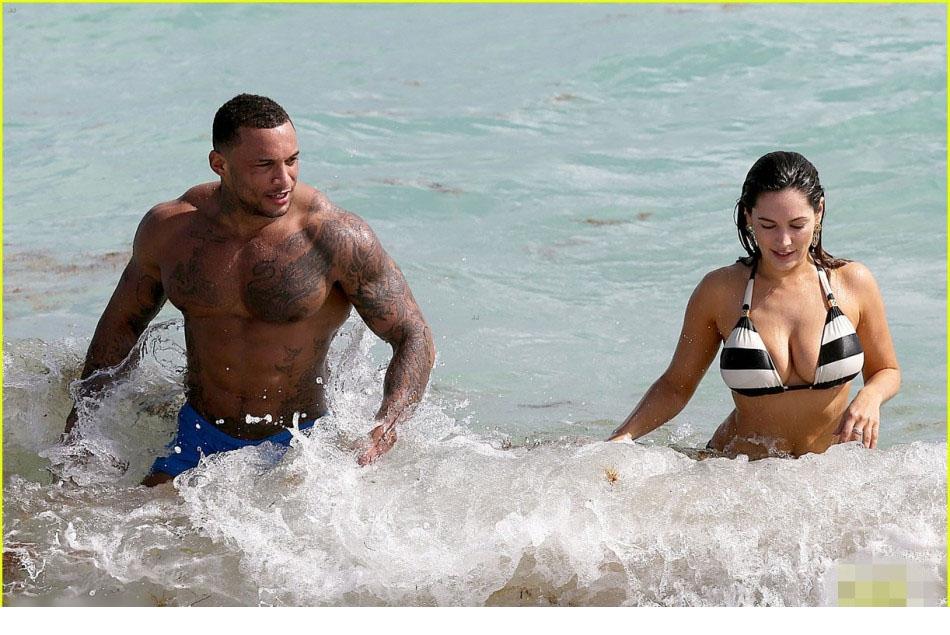 点击大图看下一张：超模布鲁克海滩与男友恩爱秀 泳装巨乳尽显3